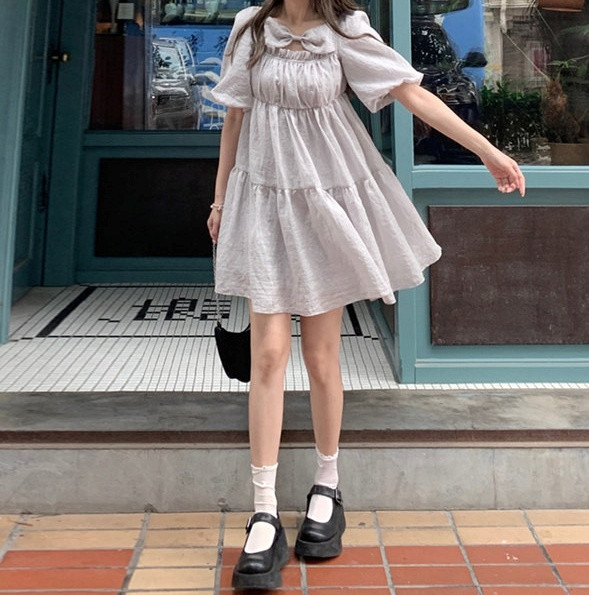 Šiuolaikinio kirpimo trumpa suknelė nėščiosioms