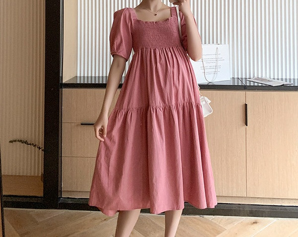 Μοντέρνο μακρύ φόρεμα με τετράγωνο ντεκολτέ για έγκυες γυναίκες