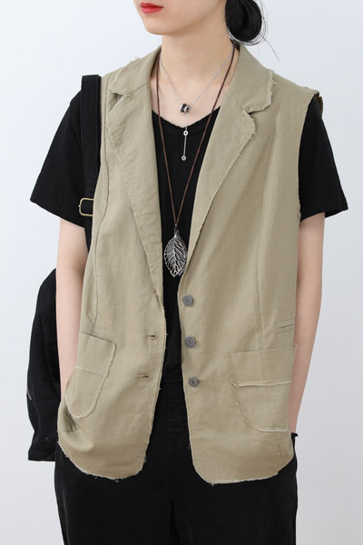 Γυναικείο γιλέκο με κουμπιά και τσέπες σε μπεζ