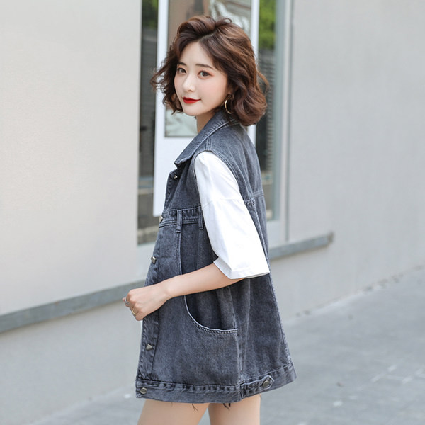 Ženski dugi traper prsluk s gumbima i aplikacijama na leđima