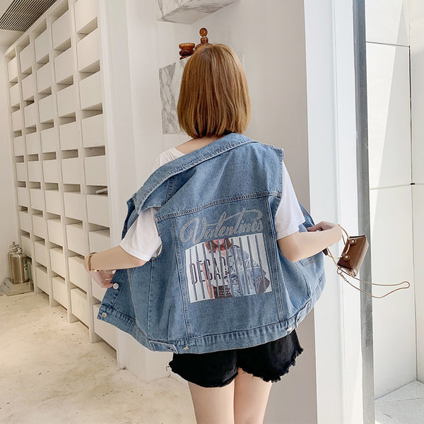 Γυναικείο γιλέκο τζιν με χρωματιστό απλικέ στο πίσω μέρος