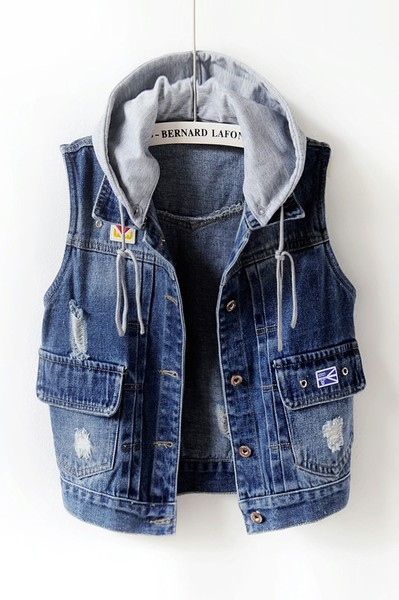 Γυναικείο γιλέκο τζιν με ογκώδεις τσέπες και κουκούλα
