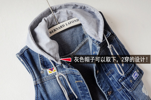 Γυναικείο γιλέκο τζιν με ογκώδεις τσέπες και κουκούλα