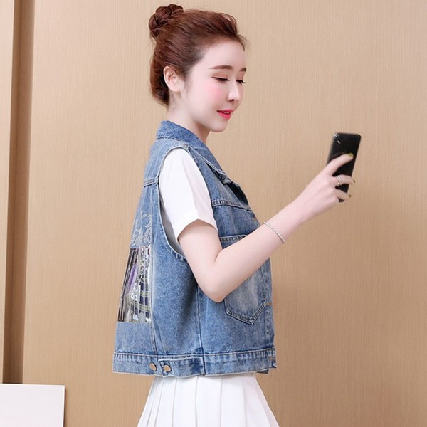 Κοντό γιλέκο τζιν με επιγραφή και εφαρμογές στο πίσω μέρος για γυναίκες