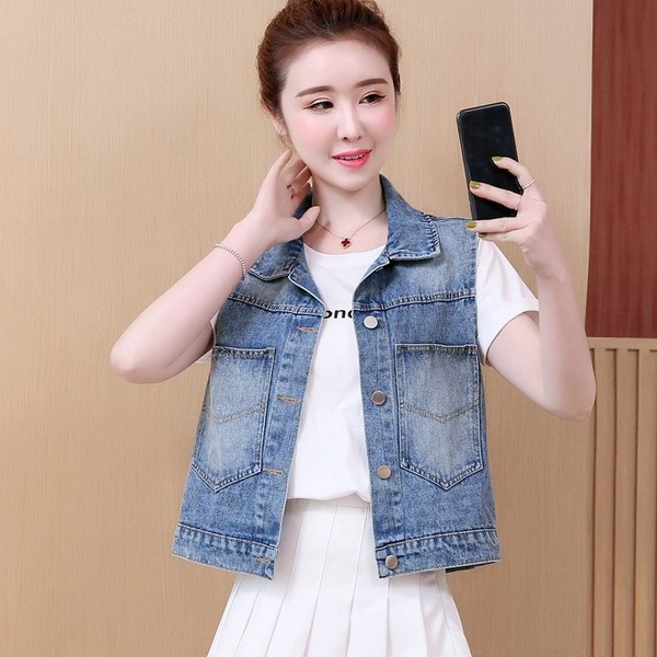 Κοντό γιλέκο τζιν με επιγραφή και εφαρμογές στο πίσω μέρος για γυναίκες