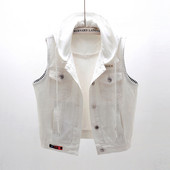 Γυναικείο γιλέκο τζιν νέου μοντέλου σε λευκό χρώμα με κουκούλα