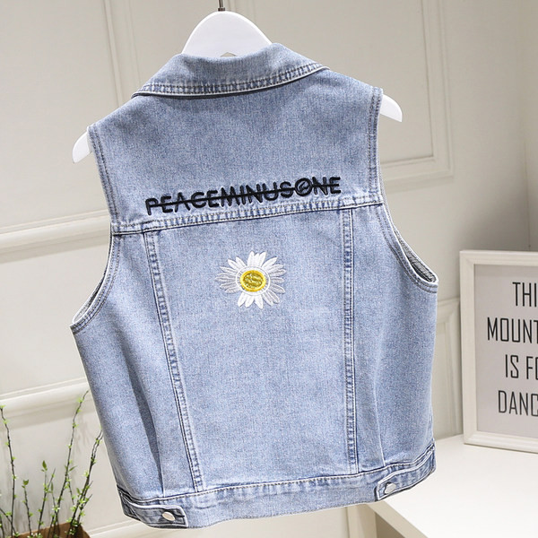 Γυναικείο γιλέκο τζιν με τσέπες και κεντήματα