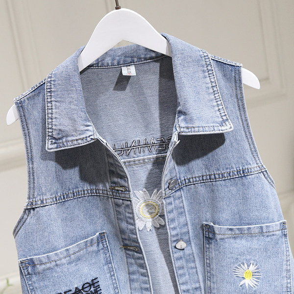 Γυναικείο γιλέκο τζιν με τσέπες και κεντήματα