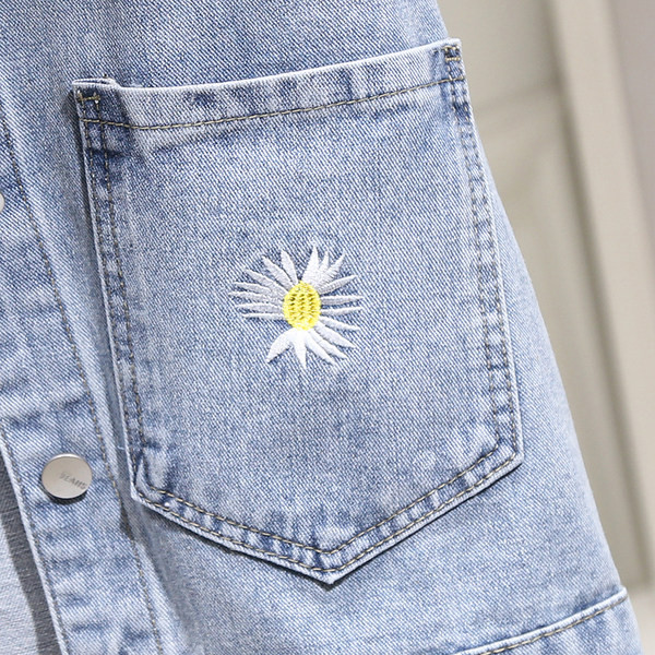 Γυναικείο γιλέκο τζιν με τσέπες και κεντήματα