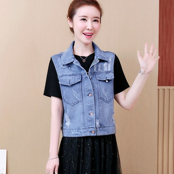 Γυναικείο γιλέκο με σκισμένα μοτίβα και κεντημένα λουλούδια και επιγραφή στην πλάτη