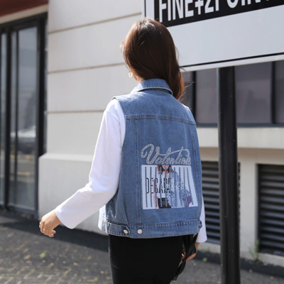 Γυναικείο γιλέκο τζιν με απλικέ μπλε και μαύρο χρώμα