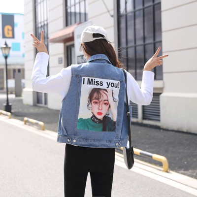 Γυναικείο γιλέκο τζιν με απλικέ μπλε και μαύρο χρώμα