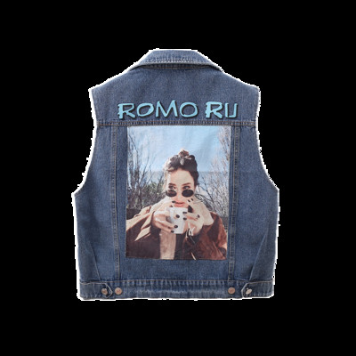 Γυναικείο γιλέκο τζιν με απλικέ μπλε και μαύρο χρώμα