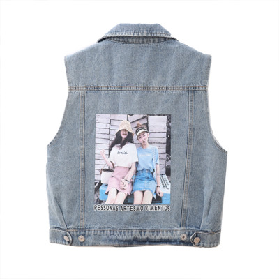 Γυναικείο γιλέκο τζιν με απλικέ μπλε και μαύρο χρώμα