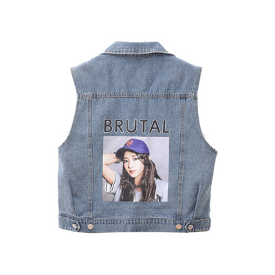 Γυναικείο γιλέκο τζιν με απλικέ μπλε και μαύρο χρώμα