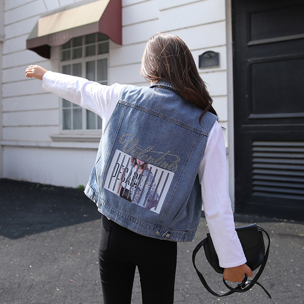 Γυναικείο γιλέκο τζιν με απλικέ μπλε και μαύρο χρώμα