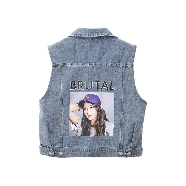 Γυναικείο γιλέκο τζιν με απλικέ μπλε και μαύρο χρώμα