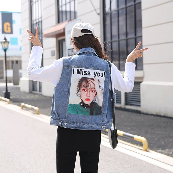 Γυναικείο γιλέκο τζιν με απλικέ μπλε και μαύρο χρώμα