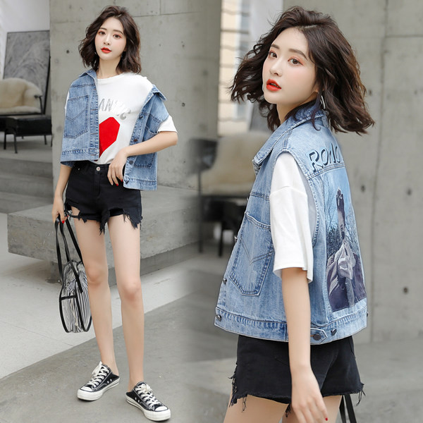 Γυναικείο γιλέκο τζιν με τσέπες και εκτύπωση στο πίσω μέρος