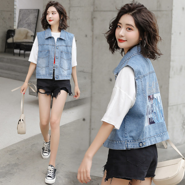 Γυναικείο γιλέκο τζιν με τσέπες και εκτύπωση στο πίσω μέρος