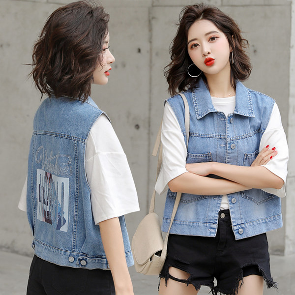 Γυναικείο γιλέκο τζιν με τσέπες και εκτύπωση στο πίσω μέρος