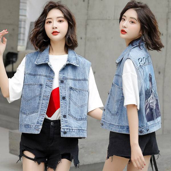 Γυναικείο γιλέκο τζιν με τσέπες και εκτύπωση στο πίσω μέρος