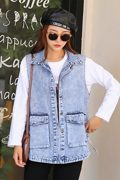 Γυναικείο γιλέκο τζιν με κουμπιά και τσέπες σε μπλε χρώμα