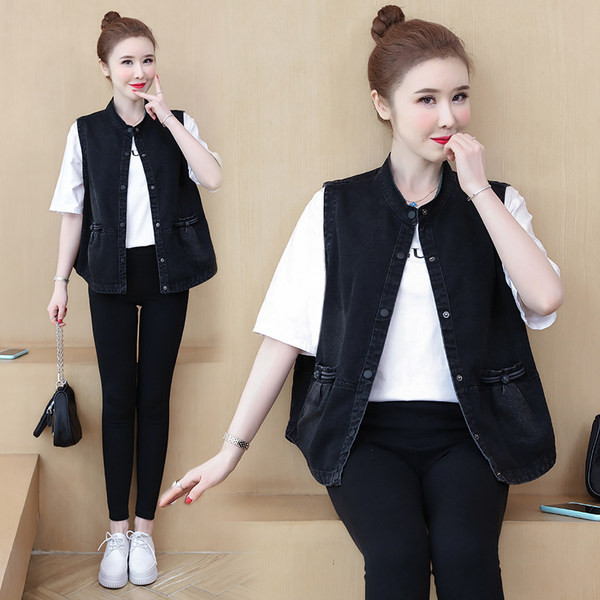 Sieviešu vestes plats modelis ar pogām un kabatām