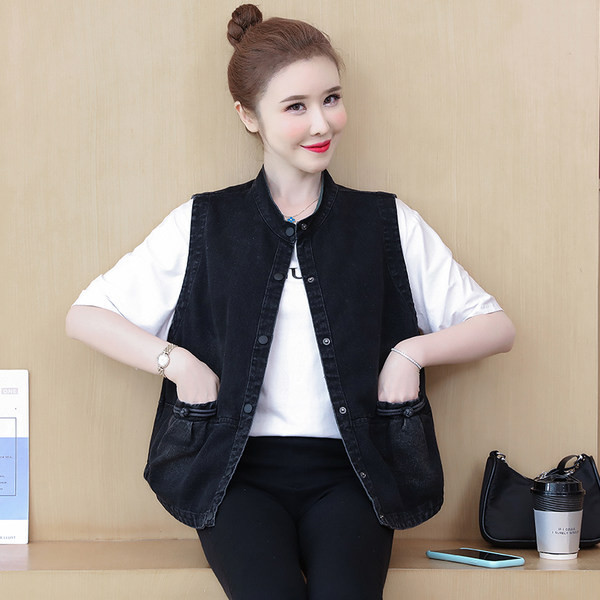 Sieviešu vestes plats modelis ar pogām un kabatām