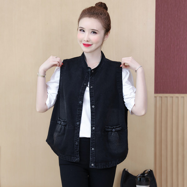 Sieviešu vestes plats modelis ar pogām un kabatām