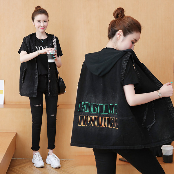 Γυναικείο γιλέκο με κουμπιά και επιγραφή - φαρδύ μοντέλο