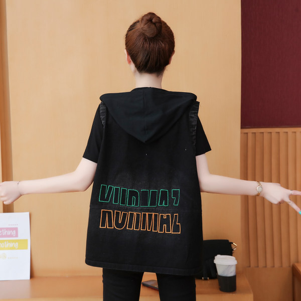 Γυναικείο γιλέκο με κουμπιά και επιγραφή - φαρδύ μοντέλο