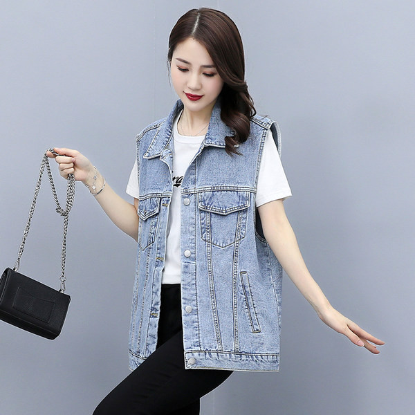 Široki model ženske vestice od trapera s džepovima