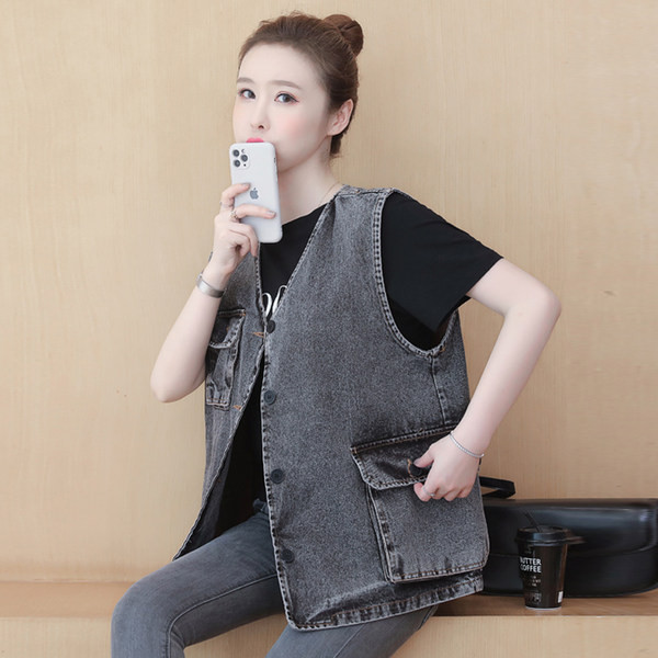 Ženski široki prsluk s džepovima i gumbima