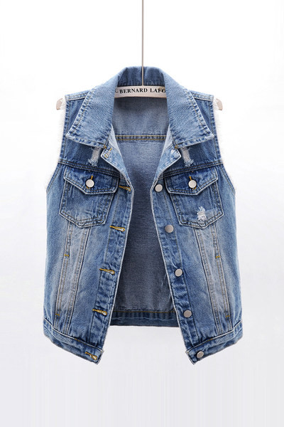 Moderan ženski traper prsluk sa poderanim motivima i metalnim cekerima