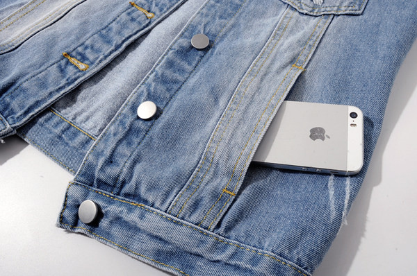 Moderan ženski traper prsluk sa poderanim motivima i metalnim cekerima