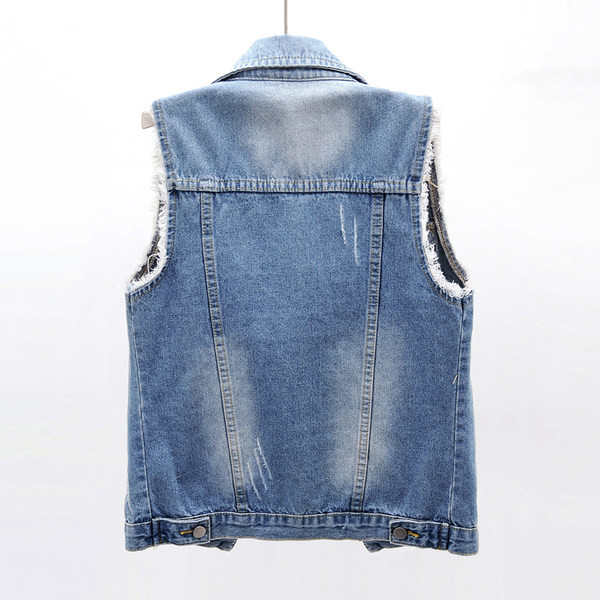 Moderan ženski traper prsluk sa poderanim motivima i metalnim cekerima