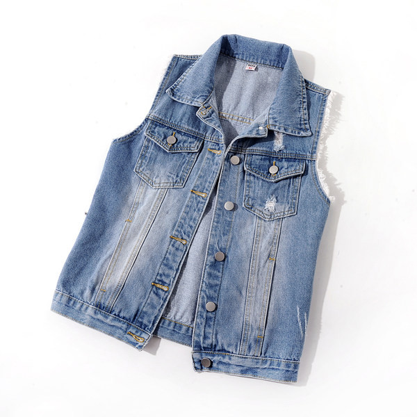 Moderan ženski traper prsluk sa poderanim motivima i metalnim cekerima