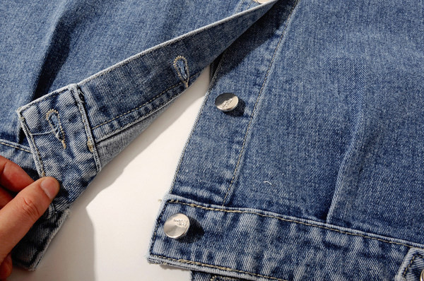 Γυναικείο γιλέκο τζιν με τσέπες και σκισμένα μοτίβα