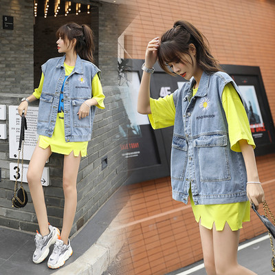 Μεγάλο μοντέλο γιλέκο τζιν με μαργαρίτα