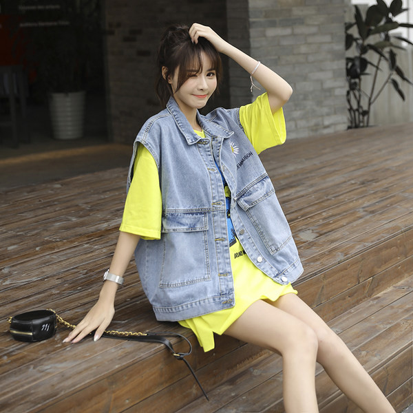 Μεγάλο μοντέλο γιλέκο τζιν με μαργαρίτα