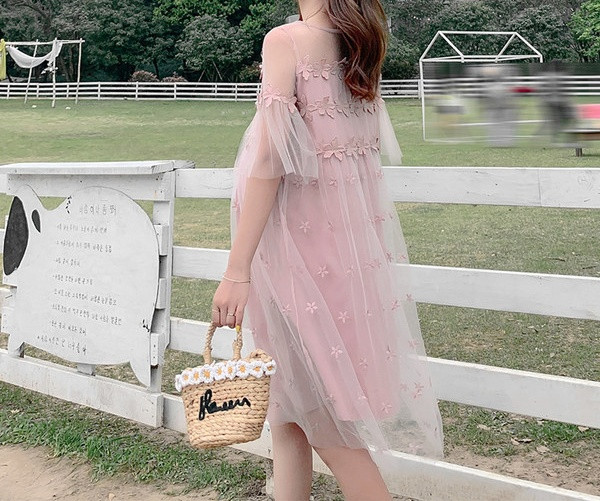 Elegantna haljina od tila i ovalnog dekoltea za trudnice