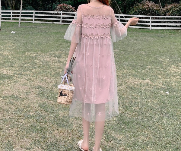 Elegantna haljina od tila i ovalnog dekoltea za trudnice