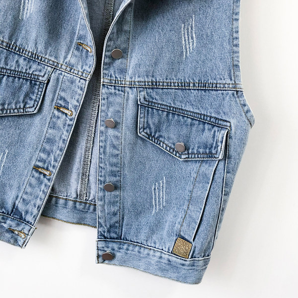 Γυναικείο γιλέκο τζιν με κλασικό κολάρο σε μπλε χρώμα