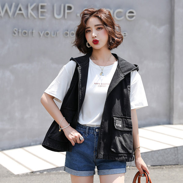 Γυναικείο γιλέκο με φερμουάρ με κουκούλα και τσέπες με επιγραφή