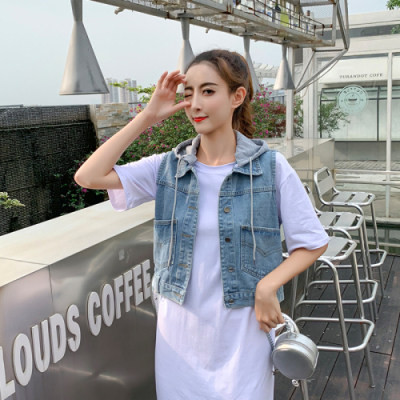 Kratki pripijeni traper prsluk s kapuljačom