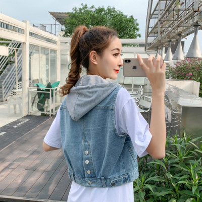 Kratki pripijeni traper prsluk s kapuljačom