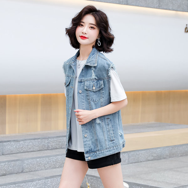 Moderan ženski traper prsluk s aplikacijom i džepovima