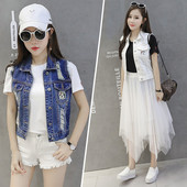 Γυναικείο γιλέκο τζιν με σχισμένο μοτίβο σε μπλε και άσπρο χρώμα