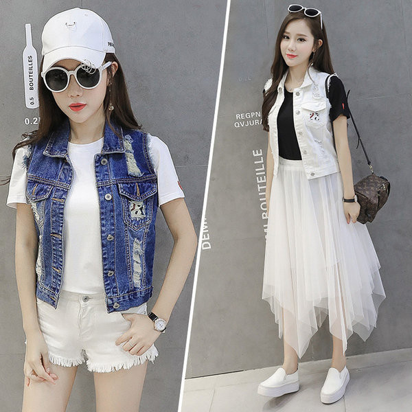 Γυναικείο γιλέκο τζιν με σχισμένο μοτίβο σε μπλε και άσπρο χρώμα